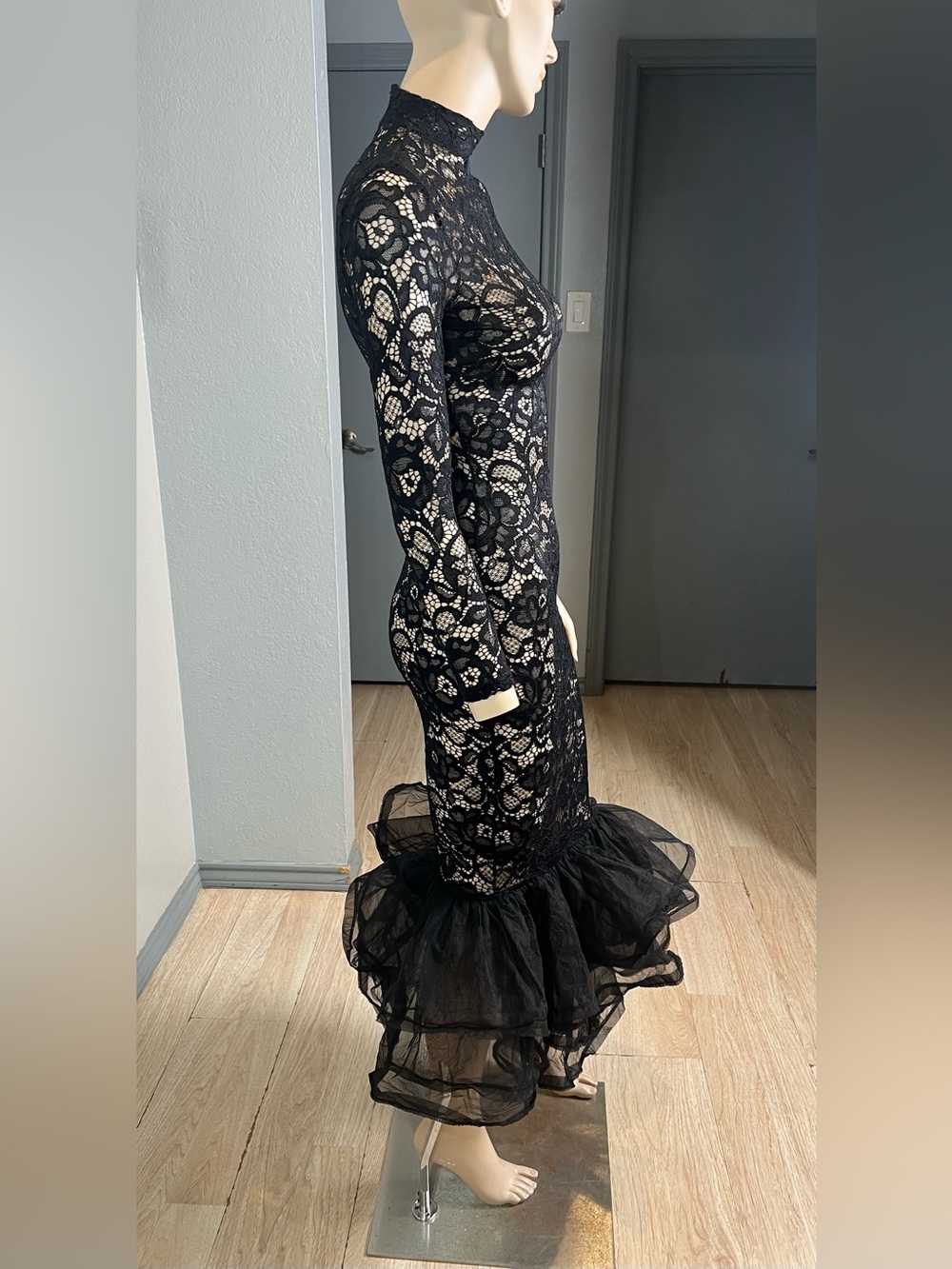 Black Lace Long-Sleeve Mermaid Dress - Picture 12 of 13